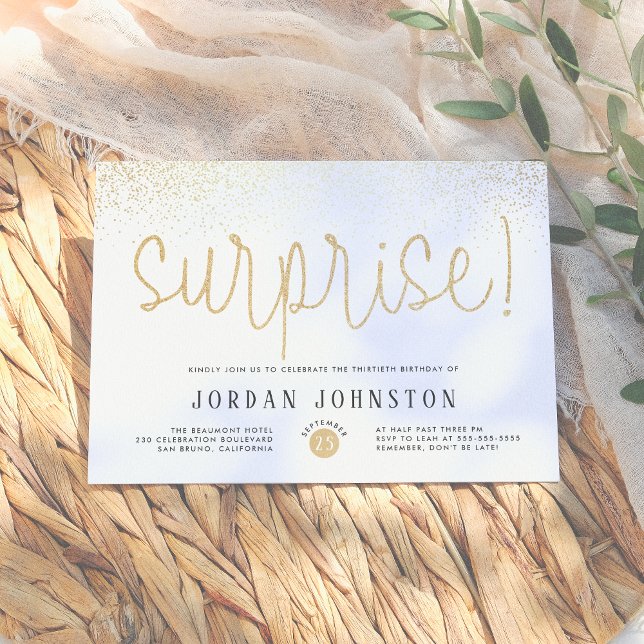 Invitation White & Gold Chic Script Surprise fête d'anniversa (Créateur téléchargé)