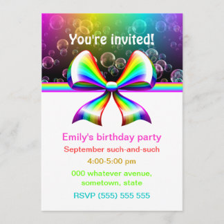 Invitations à la soirée avec le ruban arc-en-ciel