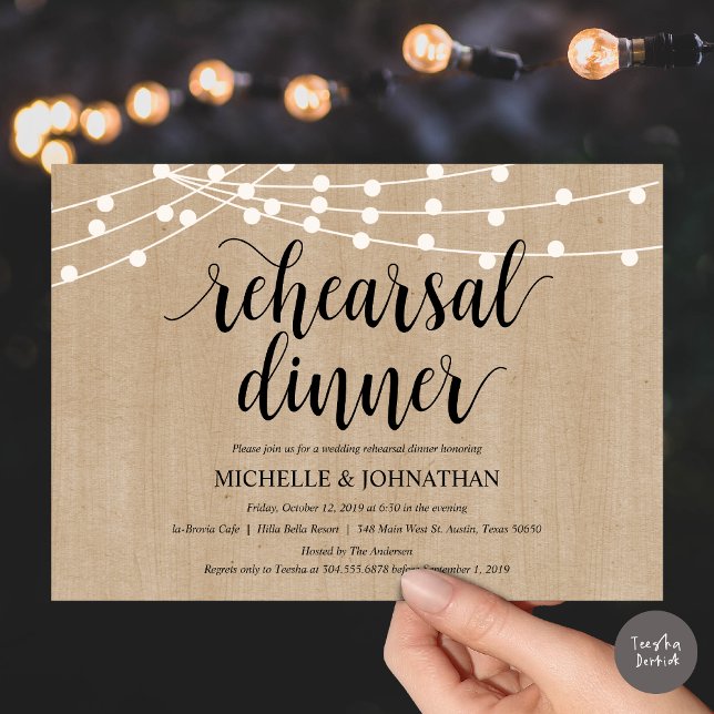 Invitations de la répétition Rustic String Lights (Rustic String Lights Rehearsal Dinner Invites Card, PDF, Brown Wood Background)