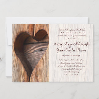 Invitations de mariage de coeur en bois dans un pa