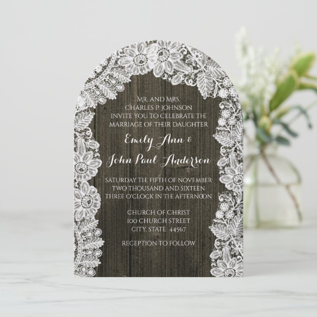 Invitations de mariage en bois de grange et dentel (Debout devant)