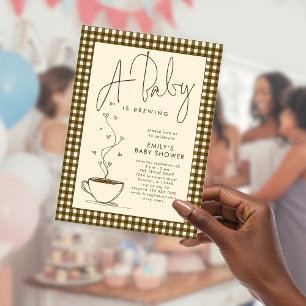 Invitations En Acrylique Cafetière Gingham Marron Bébé est en train d'infus