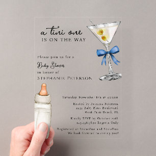 Invitations En Acrylique Un Tini Se Trouve Sur Le Chemin Du Baby shower Blu