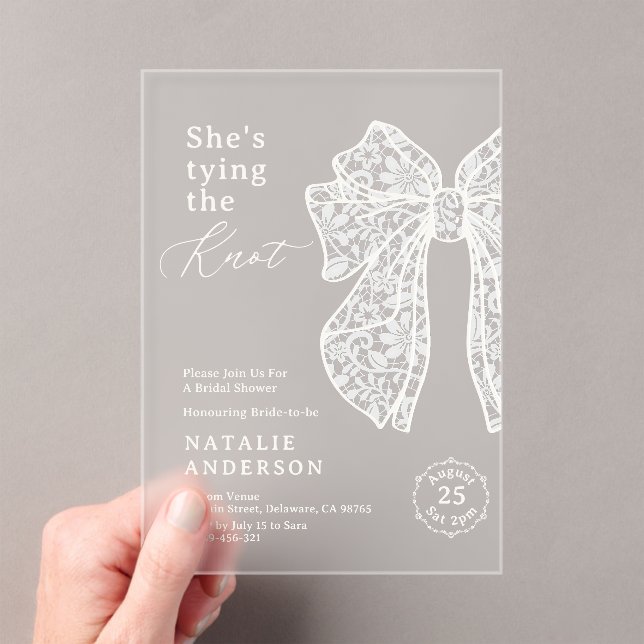 Invitations En Acrylique White Lace Bow She's Tying the Knot Fête des marié (In situ (ordinateur de poche))