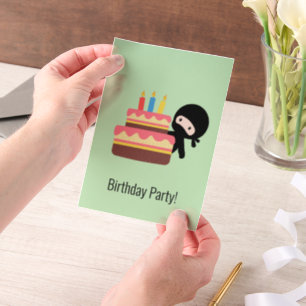 Invitations En Vélin Petit ninja derrière un gâteau d'anniversaire sur 