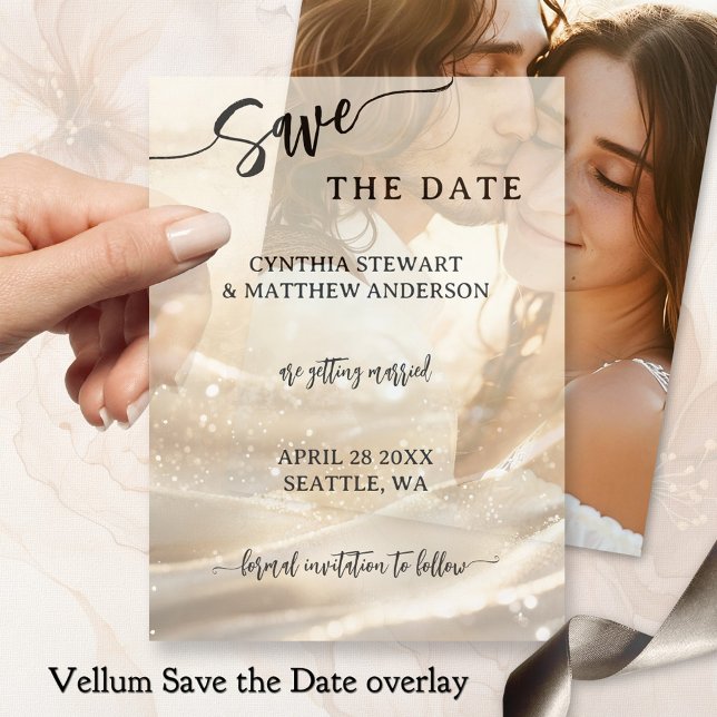 Invitations En Vélin Script Gold Parties scintillant Enregistrer la dat (Elegant vellum wedding Save the Date overlay featuring a script text on gold glitter sparkles)