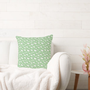 Islandpferdeherde grün throw pillow