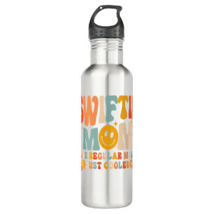 It's Me Hi I'm The Cool Mom It's Me Retro Groovy M 710 Ml Water Bottle