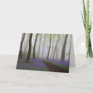 Jacinthes des bois dans la carte de voeux de brume