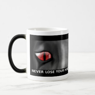 Jaggen magique observe la tasse