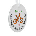 J'ai appris à rouler mon vélo orange à deux roues