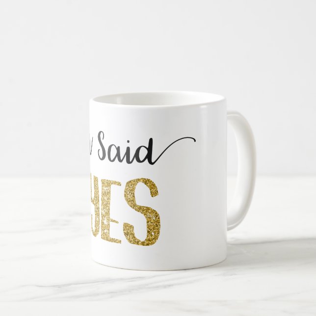 J'ai dit la tasse OUI nuptiale avec des lettres de (Devant droit)
