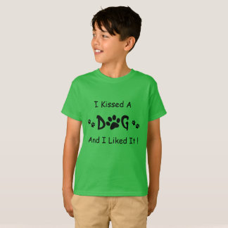J'ai embrassé un T-shirt de chien
