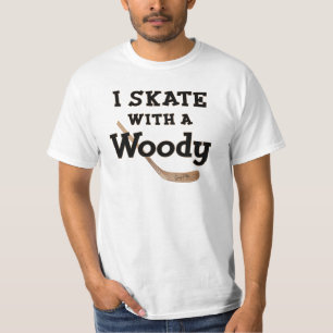 J'ai patiné avec un T-shirt en bâton de hockey en