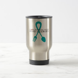 J'aime quelqu'un avec la tasse de voyage