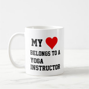 J'Appartiens À Un Instructeur De Yoga Mug