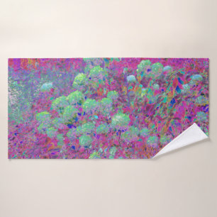 Jardin magenta avec fleurs d'hortensia aqua