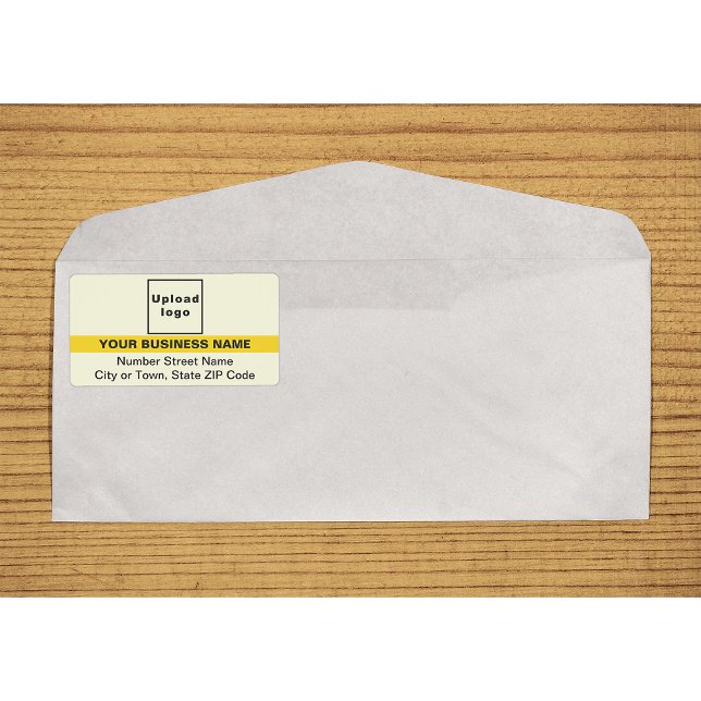Jaune Avec Marque Surlignée Nom Étiquette d'expédi (Yellow with highlighted brand name shipping label on envelope)