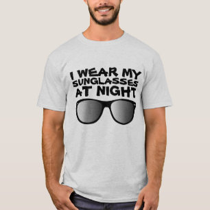 JE PORTE MES LUNETTES DE SOLEIL À DES T-SHIRTS DE