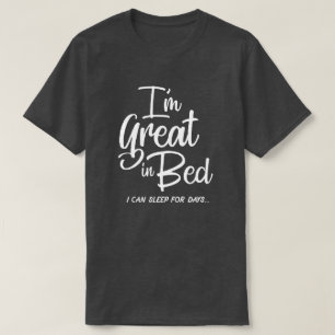 Je suis grand dans le T-shirt de lit