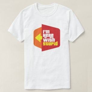Je suis ici avec un T-shirt Stupide