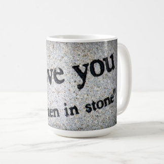 Je t'aime tasse de café, écrite dans la pierre