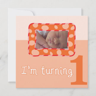 Je tourne une invitation à la fête d'anniversaire