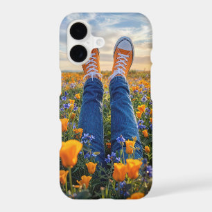 Jean en Denim et Baskets Orange dans des Fleurs