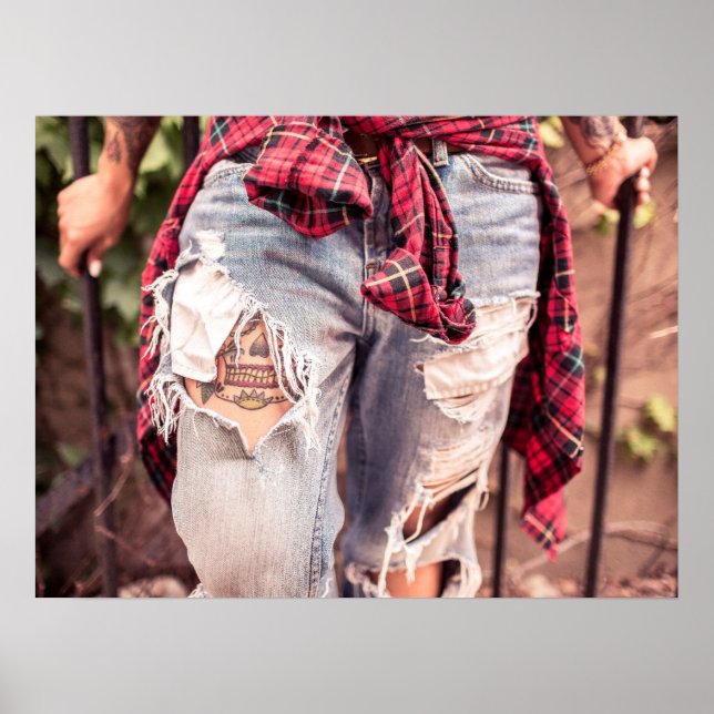 Jeans déchirés et affiche de tatouage (Devant)