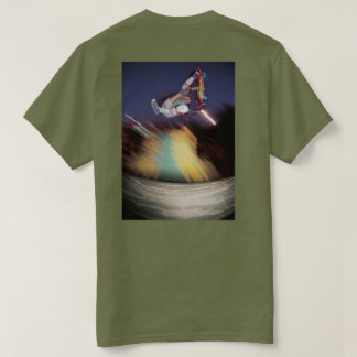 Jeff Phillips désobligeant sur le T-shirt clown
