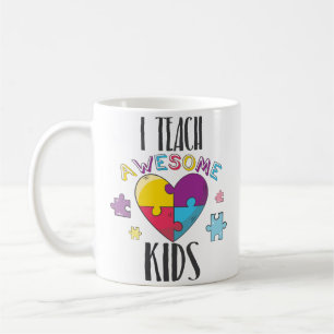 J'enseigne aux enfants impressionnants la tasse de
