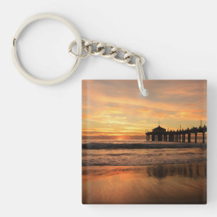 Jetée sur le coucher de soleil de la plage océaniq