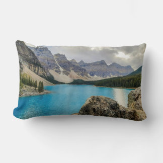 Jeter des oreillers avec Blue Lake au milieu des m