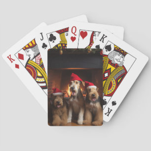 Jeu De Cartes Airedale près de la cheminée Noël