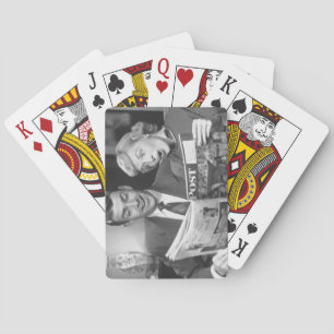 Jeu De Cartes Couple lisant un magazine