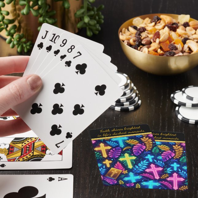 Jeu De Cartes Des Croix De Neon Vibrantes Au Milieu De Feuilles  (In Situ)