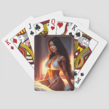 Femme asiatique stupéfiante jouant aux cartes