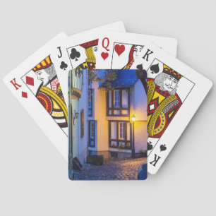 Jeu De Cartes Lampe de rue allumée sur une rue pavée