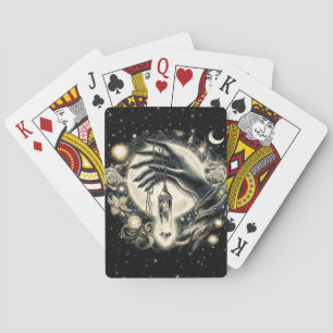 Jeu De Cartes Main tenant un cristal sous la lumière de la lune