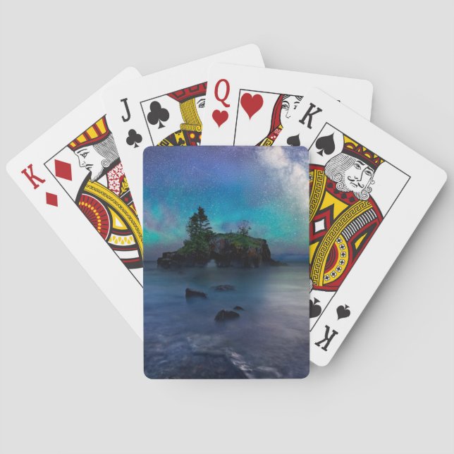 Jeu De Cartes Manière laiteuse au-dessus de roche creuse (dos)