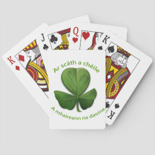 Jeu De Cartes Sous l'abri les uns des autres les gens survivent