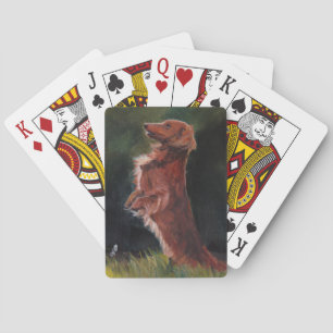 Jeu De Cartes Teckel se reposant vers le haut des cartes de jeu