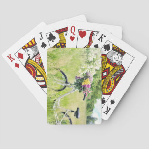 Jeu De Cartes Vélo avec panier de fleurs dans le pré