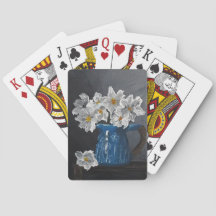 Vie morte : fleurs blanches dans un lanceur bleu