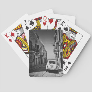 Jeu De Cartes Vieille voiture dans une rue en Italie avec la mer