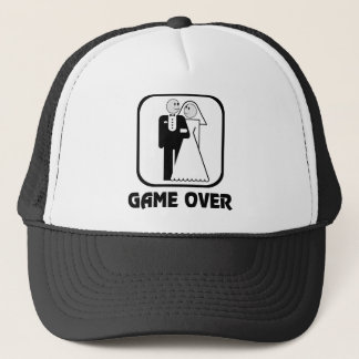Jeu heureux de mariage au-dessus de casquette de