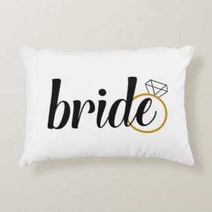 Jeune mariée pour épouser le coussin