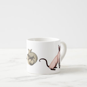 Jeune tasse amicale de café express de chats