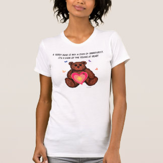 Jeunes d'ours de nounours au T-shirt de la femme