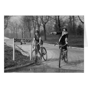 Jeunes femmes à la mode à bicyclette, 1925